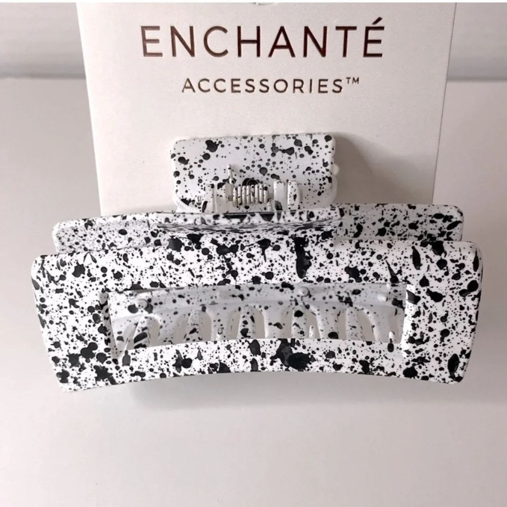 4/$20 Enchanté Accessories Hair Clamp